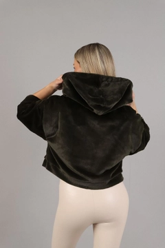 Una modelo de ropa al por mayor lleva top10368-plush-coat-black, Abrigo turco al por mayor de Topshow