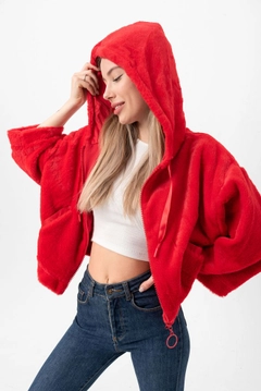 Een kledingmodel uit de groothandel draagt top10369-plush-coat-red, Turkse groothandel Jas van Topshow