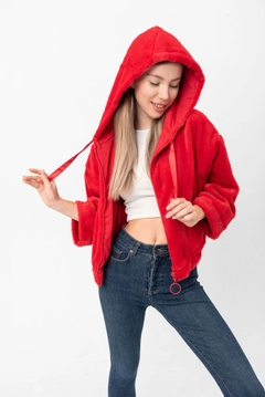Una modella di abbigliamento all'ingrosso indossa top10369-plush-coat-red, vendita all'ingrosso turca di Cappotto di Topshow
