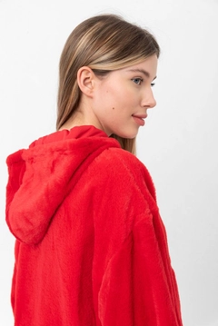 Een kledingmodel uit de groothandel draagt top10369-plush-coat-red, Turkse groothandel Jas van Topshow