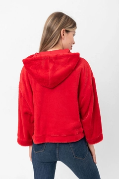 Ένα μοντέλο χονδρικής πώλησης ρούχων φοράει top10369-plush-coat-red, τούρκικο Σακάκι χονδρικής πώλησης από Topshow