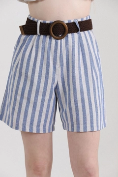 A wholesale clothing model wears top10362-striped-belted-linen-shorts-blue, Turkish wholesale Shorts of Topshow