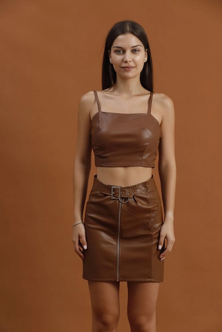 Ένα μοντέλο χονδρικής πώλησης ρούχων φοράει top10371-zippered-leather-skirt-tan, τούρκικο Φούστα χονδρικής πώλησης από Topshow