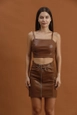 Ένα μοντέλο χονδρικής πώλησης ρούχων φοράει top10371-zippered-leather-skirt-tan, τούρκικο  χονδρικής πώλησης από 