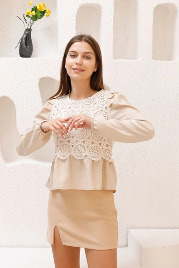 Ένα μοντέλο χονδρικής πώλησης ρούχων φοράει  Δαντελωτή Λεπτομερής Μπλούζα - Πέτρα
, τούρκικο Μπλούζα χονδρικής πώλησης από Topshow