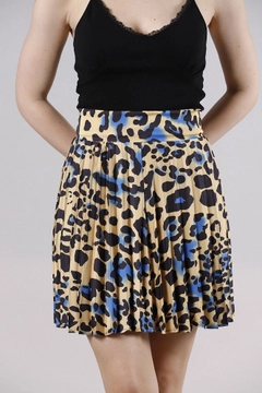 A wholesale clothing model wears top10456-leopard-saks-f1189-pleated-satin-above-knee-skirt, Turkish wholesale Skirt of Topshow