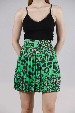 A wholesale clothing model wears top10458-pleated-satin-above-knee-skirt-green-leopard, Turkish wholesale Skirt of Topshow