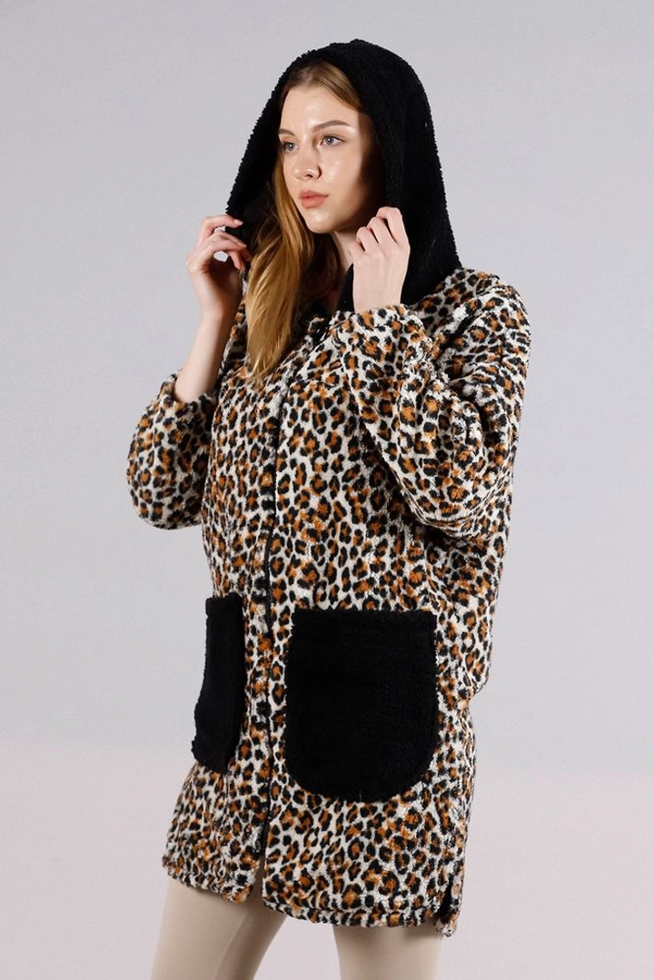 Una modelo de ropa al por mayor lleva top10452-coat-with-zipper-pockets-leopard, Abrigo turco al por mayor de Topshow