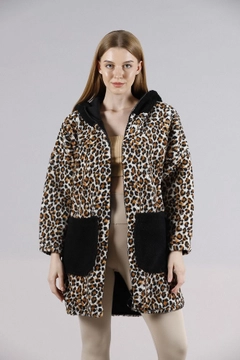A wholesale clothing model wears top10452-coat-with-zipper-pockets-leopard, Turkish wholesale Coat of Topshow