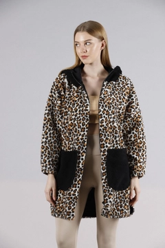 Bir model, Topshow toptan giyim markasının top10452-coat-with-zipper-pockets-leopard toptan Kaban ürününü sergiliyor.