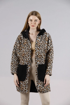 Una modella di abbigliamento all'ingrosso indossa top10452-coat-with-zipper-pockets-leopard, vendita all'ingrosso turca di Cappotto di Topshow