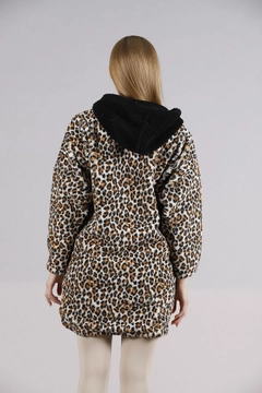 Una modelo de ropa al por mayor lleva top10452-coat-with-zipper-pockets-leopard, Abrigo turco al por mayor de Topshow