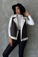 Een kledingmodel uit de groothandel draagt top10505-anthracite-cream-suede-fur-collar-vest, Turkse groothandel  van 