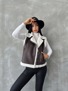 Ein Bekleidungsmodell aus dem Großhandel trägt top10505-anthracite-cream-suede-fur-collar-vest, türkischer Großhandel Weste von Topshow