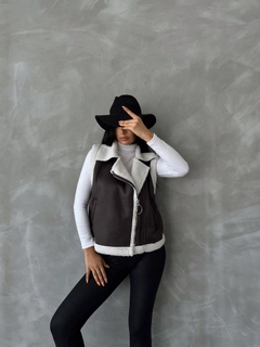 Ένα μοντέλο χονδρικής πώλησης ρούχων φοράει top10505-anthracite-cream-suede-fur-collar-vest, τούρκικο Αμάνικο μπλουζάκι χονδρικής πώλησης από Topshow