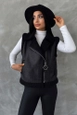 Una modella di abbigliamento all'ingrosso indossa top10507-black-black-suede-fur-collar-vest, vendita all'ingrosso turca di  di 