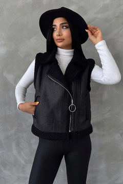 Ein Bekleidungsmodell aus dem Großhandel trägt top10507-black-black-suede-fur-collar-vest, türkischer Großhandel Weste von Topshow