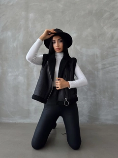 Bir model, Topshow toptan giyim markasının top10507-black-black-suede-fur-collar-vest toptan Yelek ürününü sergiliyor.