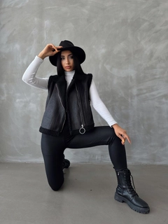 Ένα μοντέλο χονδρικής πώλησης ρούχων φοράει top10507-black-black-suede-fur-collar-vest, τούρκικο Αμάνικο μπλουζάκι χονδρικής πώλησης από Topshow