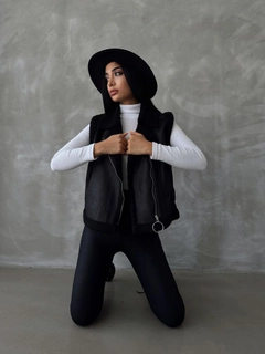 Ένα μοντέλο χονδρικής πώλησης ρούχων φοράει top10507-black-black-suede-fur-collar-vest, τούρκικο Αμάνικο μπλουζάκι χονδρικής πώλησης από Topshow