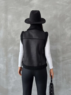 Um modelo de roupas no atacado usa top10507-black-black-suede-fur-collar-vest, atacado turco Colete de Topshow
