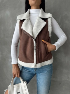 Een kledingmodel uit de groothandel draagt top10509-tan-cream-suede-fur-collar-vest, Turkse groothandel Vest van Topshow