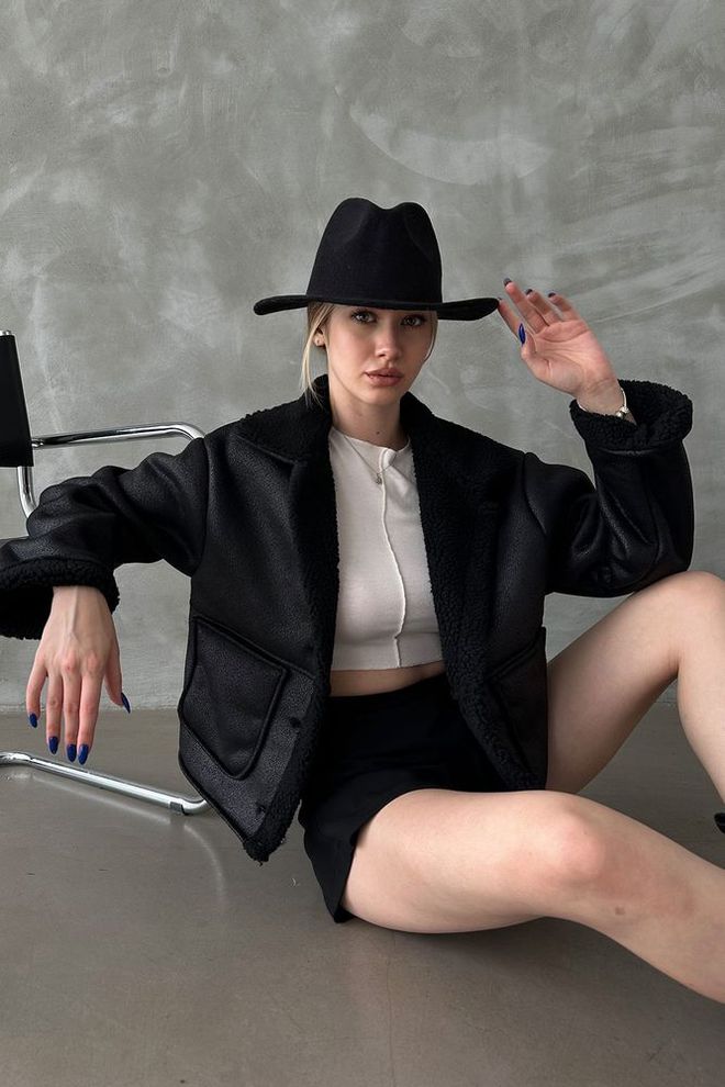 Topshow Czarny czarny futro F 1553 z nubukowym kołnierzem Hurtowa sprzedaż odzieży Casual