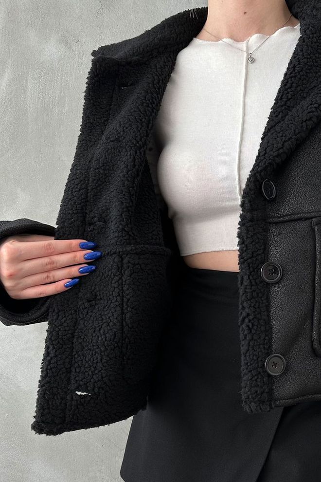 Topshow Czarny czarny futro F 1553 z nubukowym kołnierzem Hurtowa sprzedaż odzieży Jesień