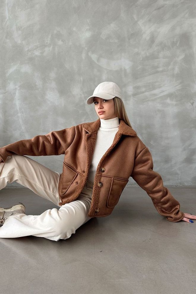 Topshow Krzneni Plašč Z Ovratnikom Iz Nubuka Kamelja Oblačila na debelo Ležerno