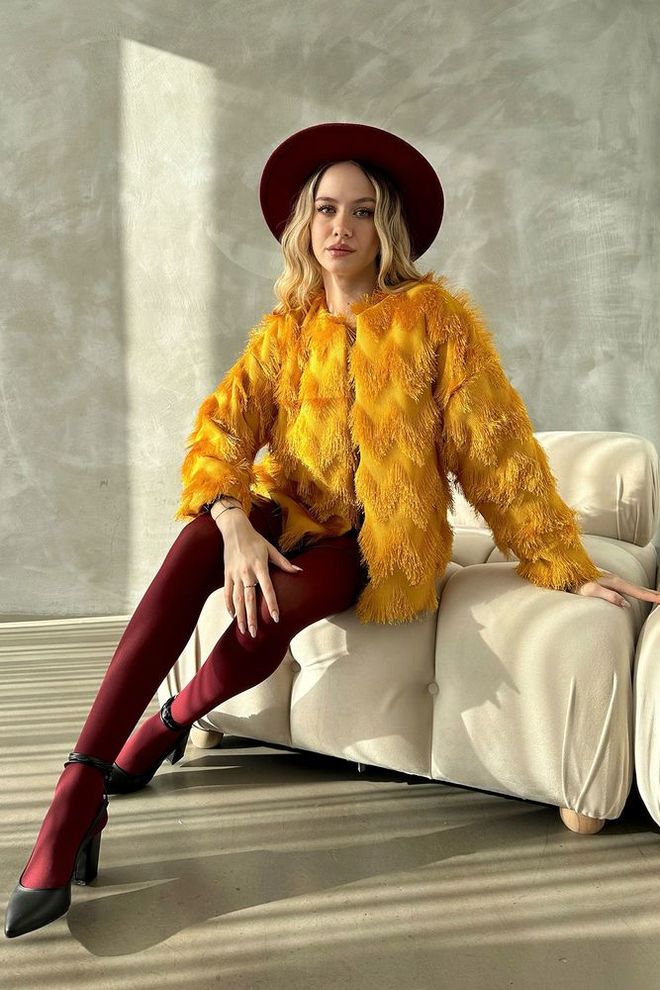 Topshow Musztardowa kurtka ze sztucznego futra Hurtowa sprzedaż odzieży Formalny