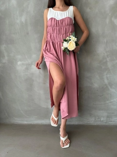 Bir model, Topshow toptan giyim markasının top10787-powder-dress toptan Elbise ürününü sergiliyor.