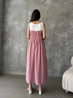 Bir model, Topshow toptan giyim markasının top10787-powder-dress toptan Elbise ürününü sergiliyor.