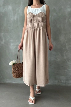 Bir model, Topshow toptan giyim markasının top10788-stone-strap-dress toptan Elbise ürününü sergiliyor.
