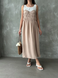 Una modella di abbigliamento all'ingrosso indossa top10788-stone-strap-dress, vendita all'ingrosso turca di Vestito di Topshow
