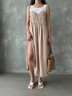 Bir model, Topshow toptan giyim markasının top10788-stone-strap-dress toptan Elbise ürününü sergiliyor.