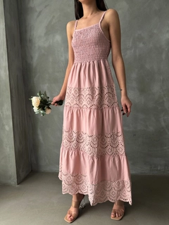 Bir model, Topshow toptan giyim markasının top10798-powder-strappy-chest-gimped-length-dress toptan Elbise ürününü sergiliyor.