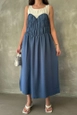 Bir model,  toptan giyim markasının top10791-indigo-dress toptan  ürününü sergiliyor.