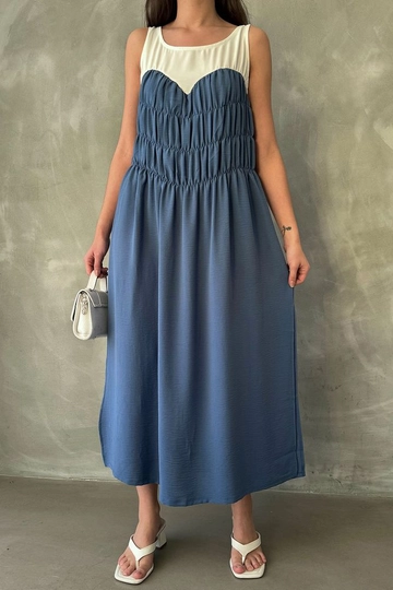 Bir model, Topshow toptan giyim markasının  İndigo Askılı Boydan Elbise
 toptan Elbise ürününü sergiliyor.