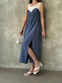 Bir model, Topshow toptan giyim markasının top10791-indigo-dress toptan Elbise ürününü sergiliyor.