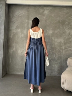 Ένα μοντέλο χονδρικής πώλησης ρούχων φοράει top10791-indigo-dress, τούρκικο Φόρεμα χονδρικής πώλησης από Topshow