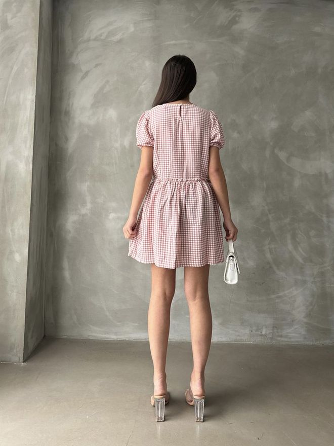 Topshow Pudrowa sukienka z okrągłym dekoltem Hurtowa sprzedaż odzieży 4