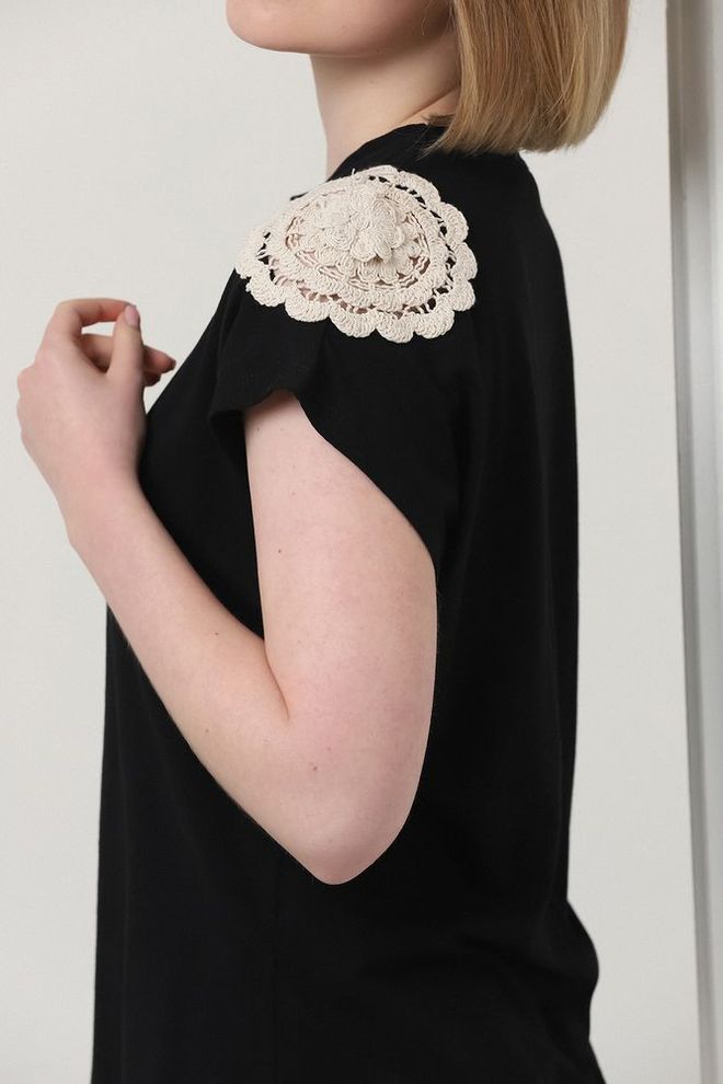 Topshow Čierne tričko s čipkou na ramene Veľkoobchod s oblečením Leto