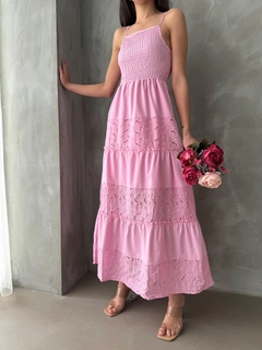 Bir model, Topshow toptan giyim markasının top10822-strappy-chest-gimped-length-dress-dark-pink toptan Elbise ürününü sergiliyor.