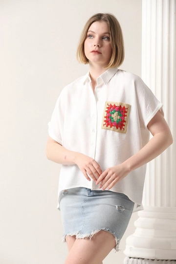 Een kledingmodel uit de groothandel draagt  Crème overhemd met bloemenzak
, Turkse groothandel Shirt van Topshow