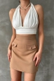 Bir model,  toptan giyim markasının top10999-camel-pocket-detailed-skirt toptan  ürününü sergiliyor.