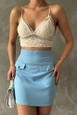 Bir model,  toptan giyim markasının top11007-light-blue-pocket-detailed-skirt toptan  ürününü sergiliyor.