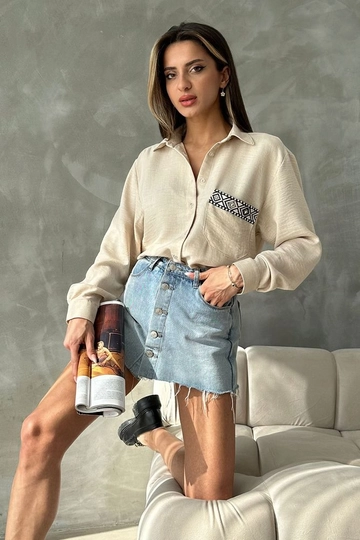 Bir model, Topshow toptan giyim markasının  Taş Cep Detaylı Keten Gömlek
 toptan Gömlek ürününü sergiliyor.