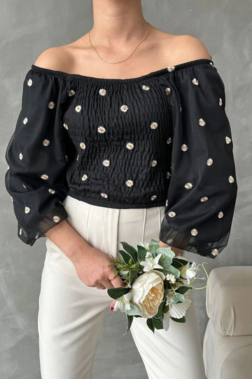 Ein Bekleidungsmodell aus dem Großhandel trägt  Schwarze Bluse Mit Gimped-Gänseblümchenmuster
, türkischer Großhandel Bluse von Topshow