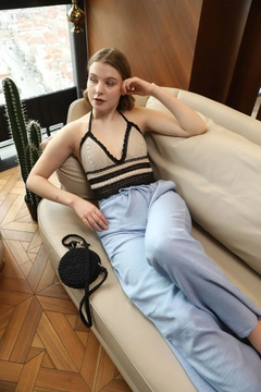 Ein Bekleidungsmodell aus dem Großhandel trägt top10946-dark-blue-linen-trousers, türkischer Großhandel Hose von Topshow