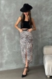 Bir model,  toptan giyim markasının top10958-small-leopard-pattern-long-pencil-skirt toptan  ürününü sergiliyor.